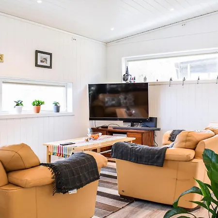 Pet Friendly In With Kitchen *